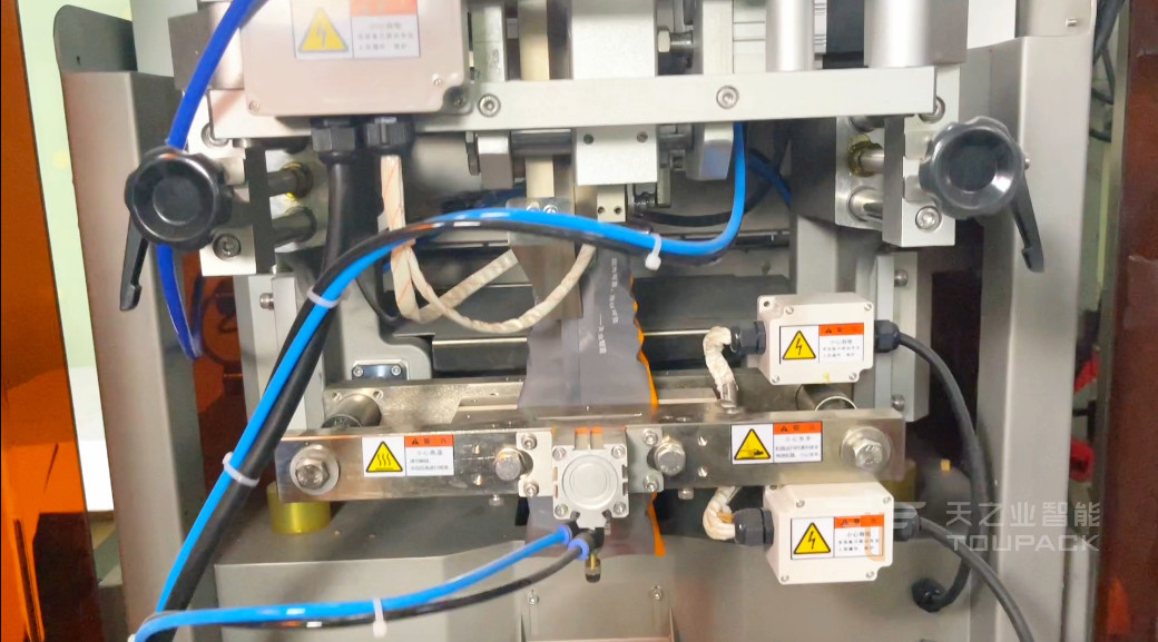 Automatic Potato Chips Snacks Vertical Packaging Machine High Speed 120BPM Intelligent Weighing & Packaging Machine